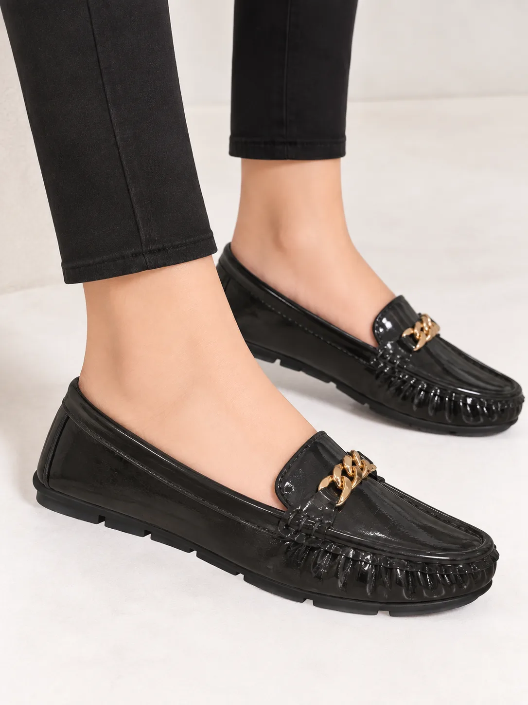 BLACK GOLD CHAIN PATENT LOAFERS F26